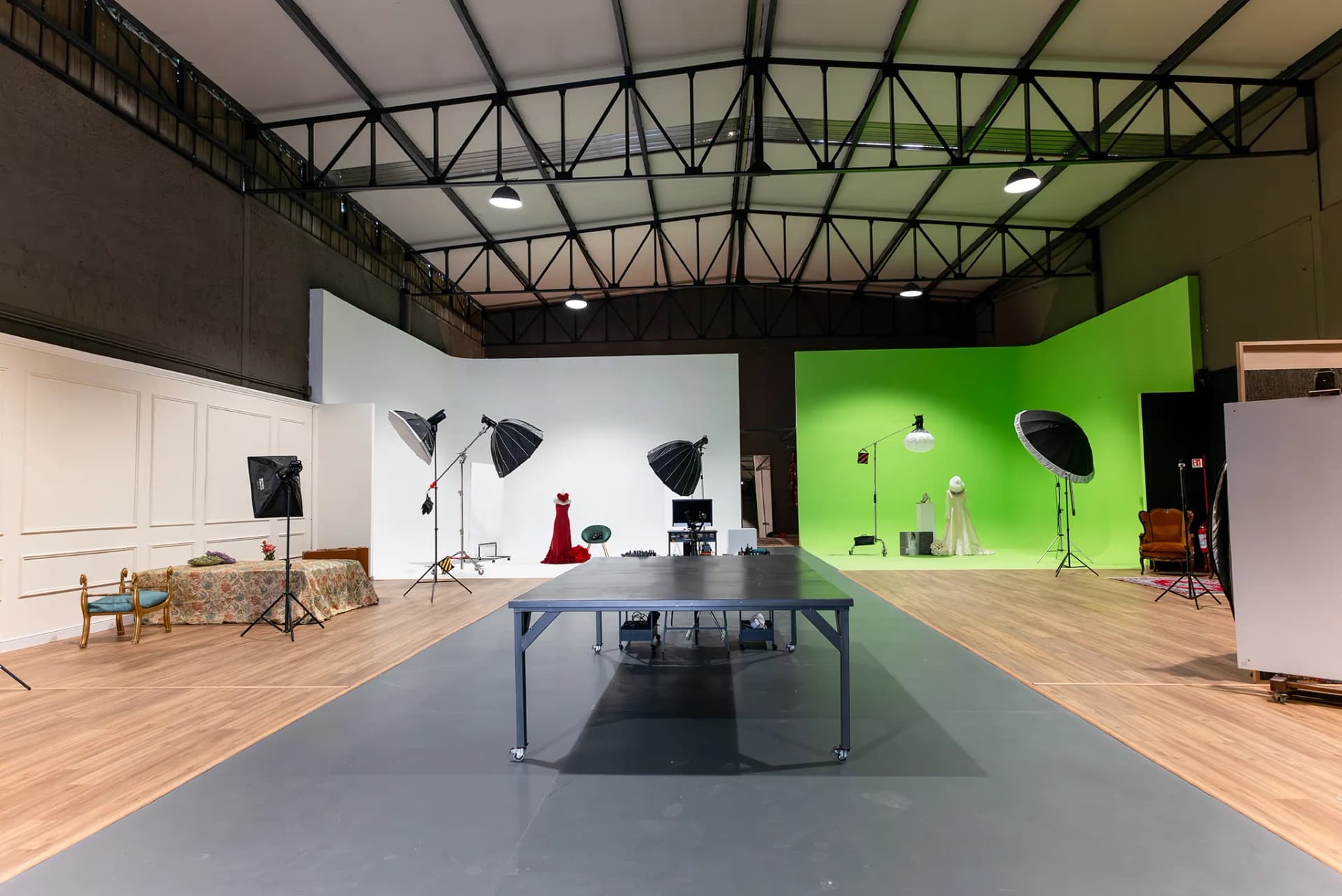 La sala pose Hangarram: limbo bianco, set fondali e green screen