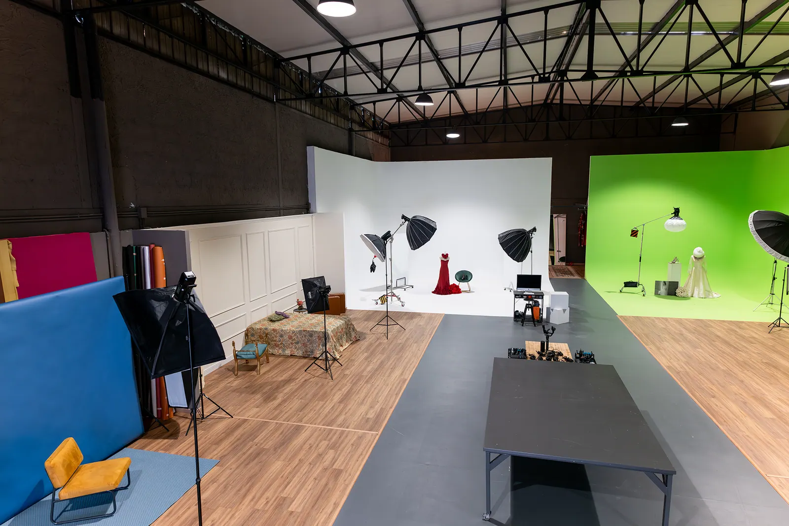 Vista d'insieme della sala pose Hangarram: limbo bianco, green screen e set boiserie affiancati